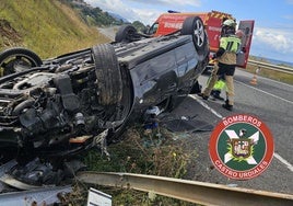 Los bomberos sacan a un conductor atrapado tras volcar en Castro Urdiales