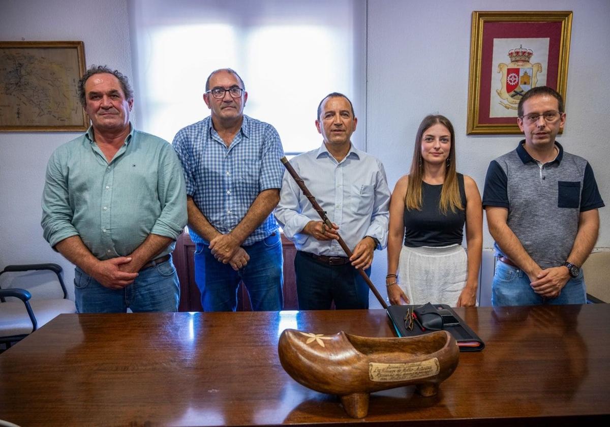 El nuevo equipo de gobierno con Villegas y la socialista Nerea Simón en el centro