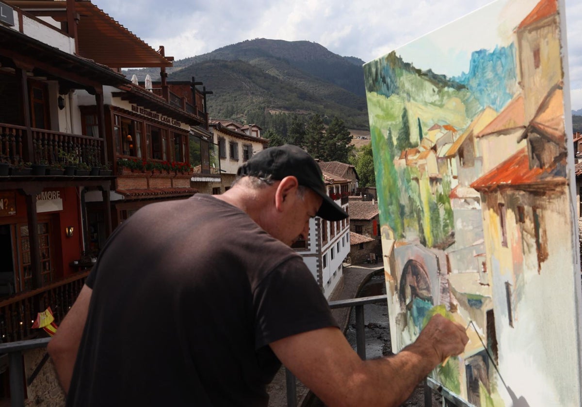 Un artista pinta en la villa de Potes en la pasada edición del concurso