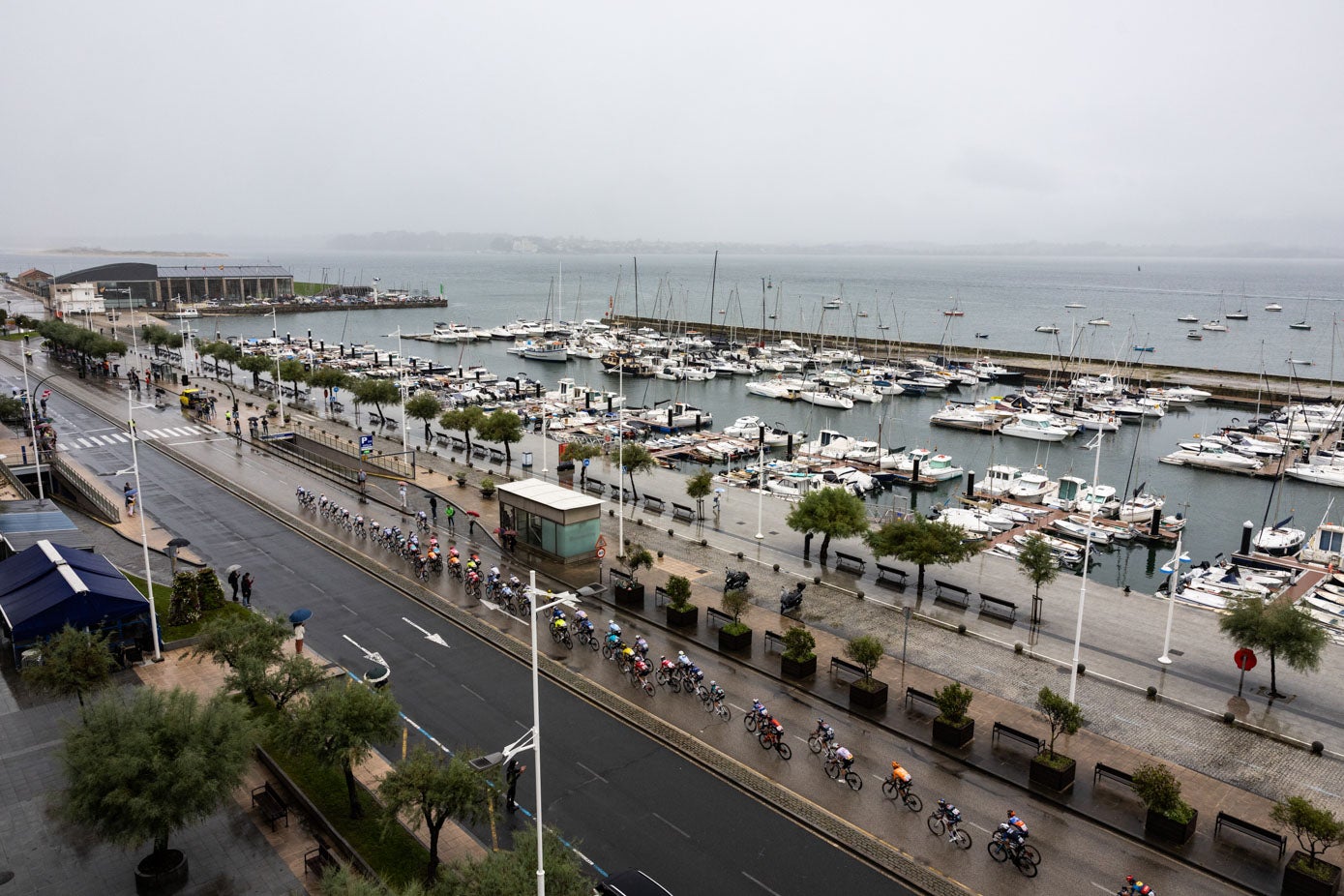 Bella imagen del pelotón cruzando Puertochico.