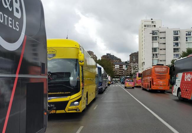 Los autobuses de los equipos, entre Mesones y los Campos de Sport.