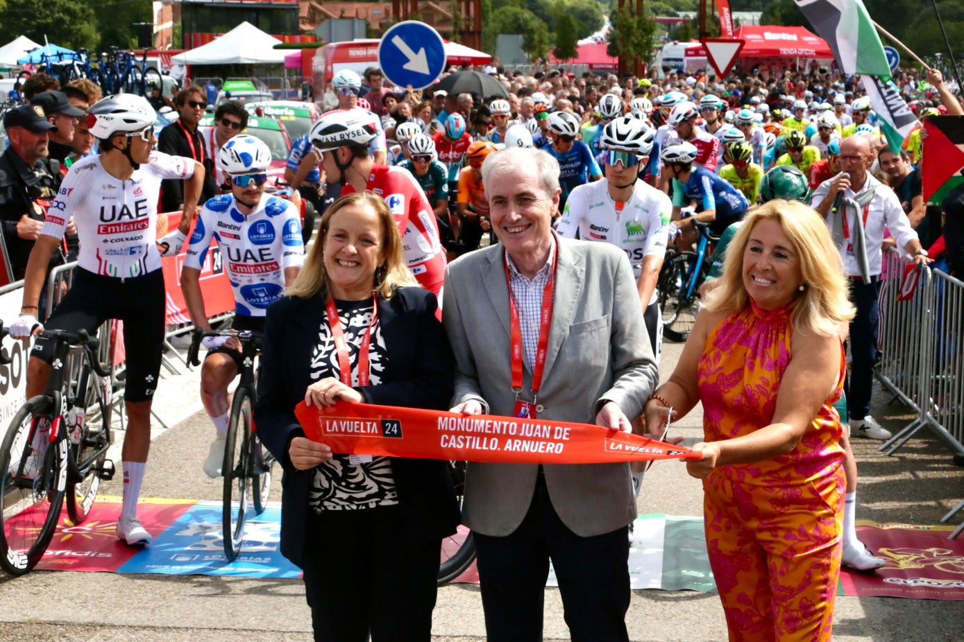 La consejera de Presidencia, Isabel Urrutia, y el alcalde de Arnuero, José Manuel Igual, en el corte de cinta protocolario previo a la salida de esta esta mañana en el municipio de Arnuero.