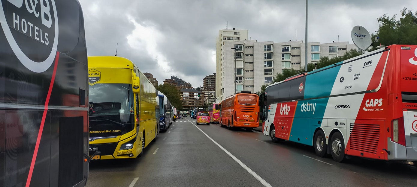 Los autobueses de los equipos, en El Sardinero, han sido uno de los puntos favoritos de los seguidores del ciclismo para ver de cerca, una vez terminada la etapa, a sus ídolos.