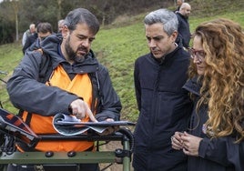 Pablo Zuloaga y Zoraida Hijosa durante unos trajaos de busqueda de fosas en Liébana