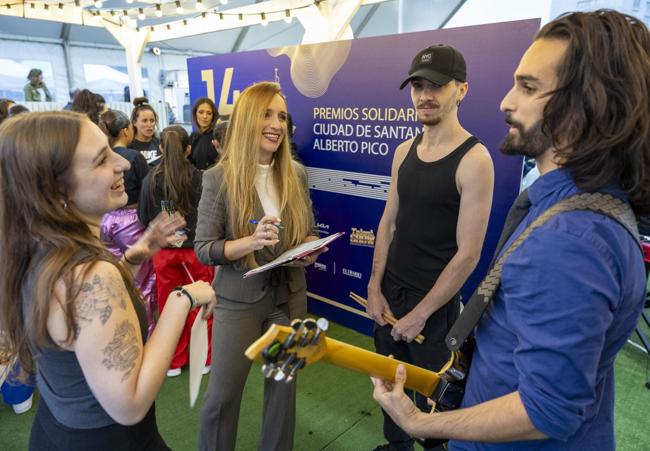 La presentadora, Sheila Izquierdo, charlando con una de las bandas.