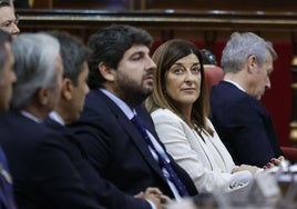 Buruaga, en el Senado, entre López Miras (Murcia) y Rueda (Galicia).