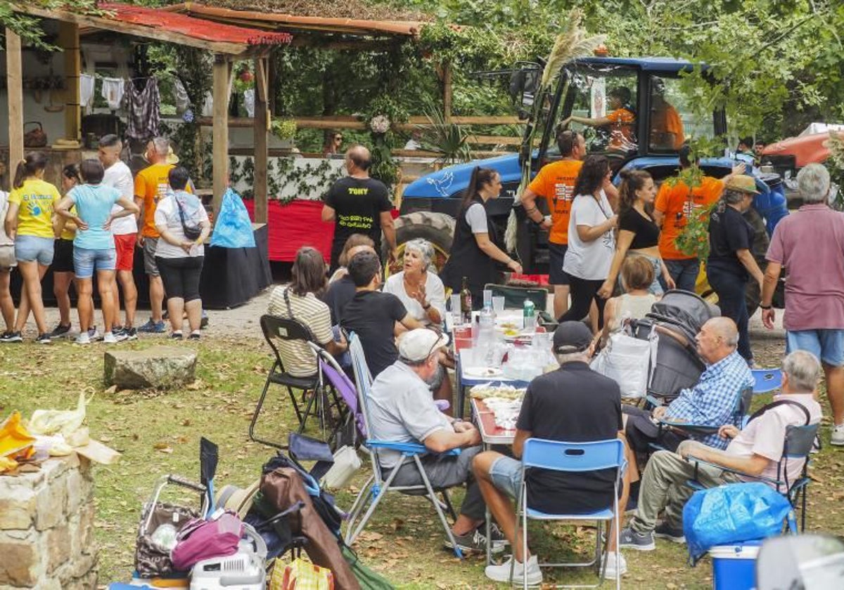 Los vecinos se reúnen para comer en la Braña del Mozucu en la anterior edición.