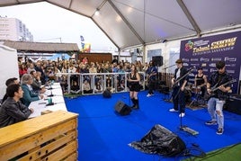 Una de las bandas de música actuando ayer en el 'Talent Show Excelencia Santander'