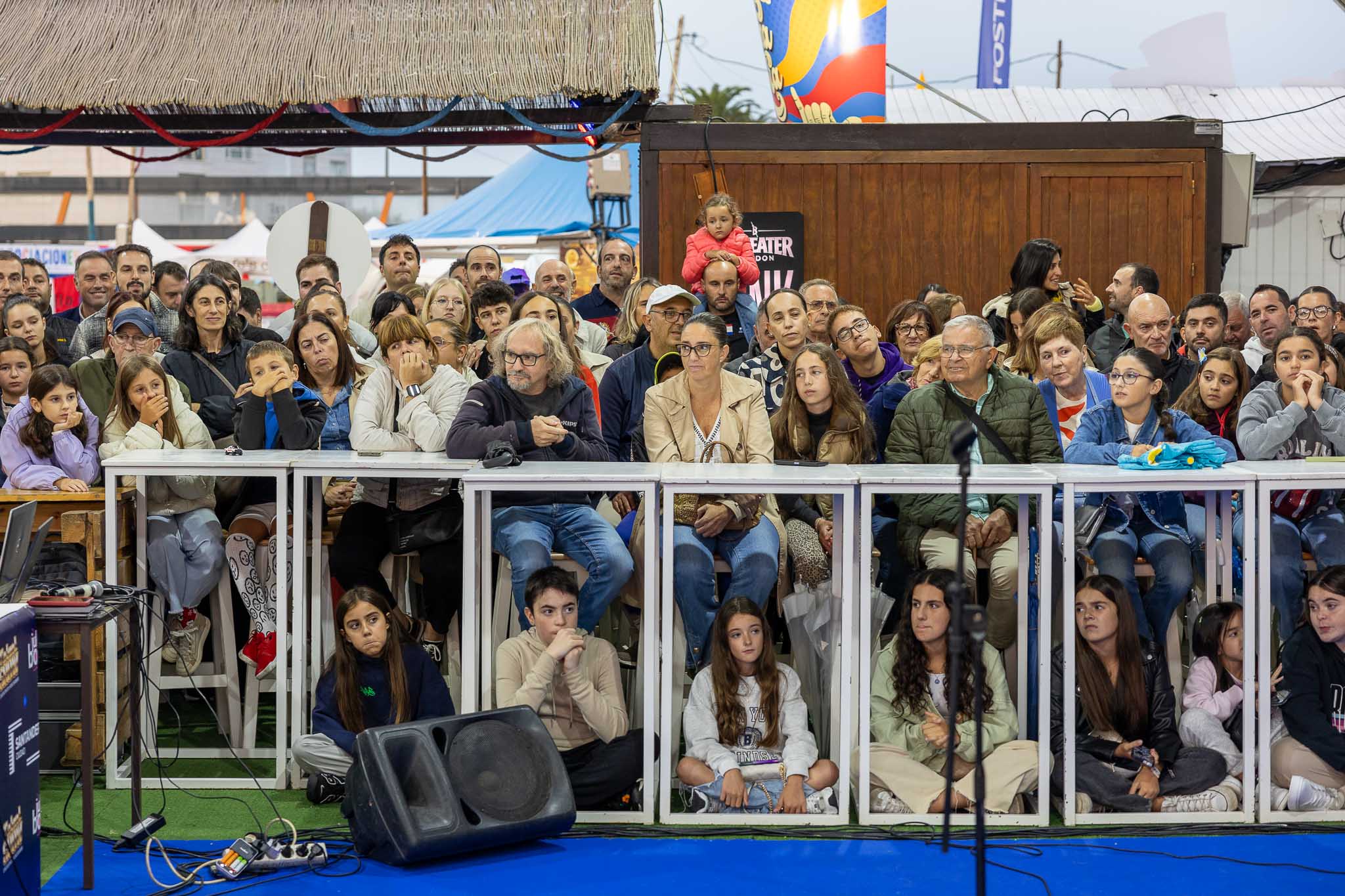 A pesar de la lluvia, el escenario de la Coctelería Cuba se llenó de espectadores. 