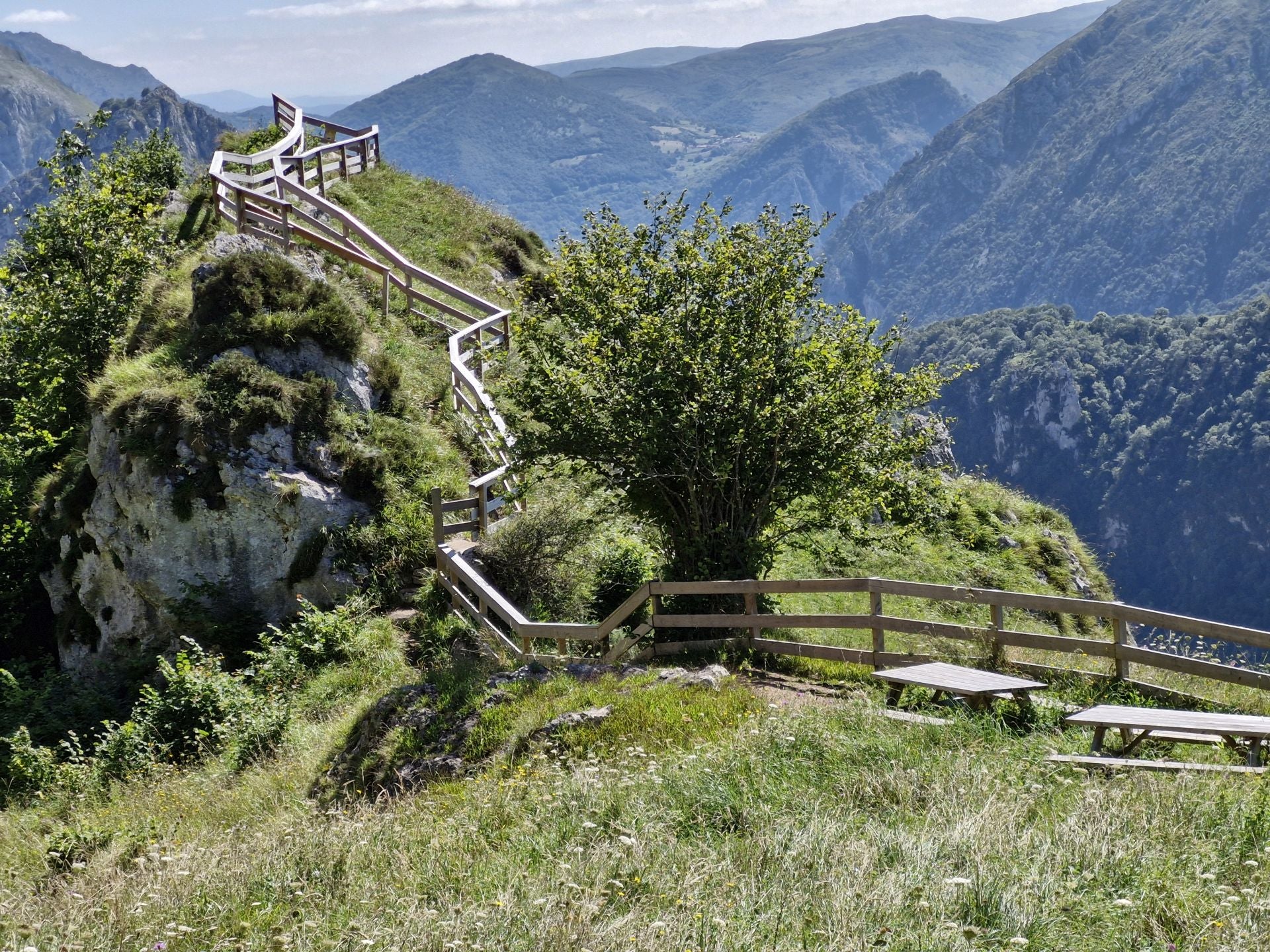 Un mirador cerca ya de Tresviso, convenientemente protegido por vallas de madera, ofrece unas vistas inmejorables de todo el entorno.