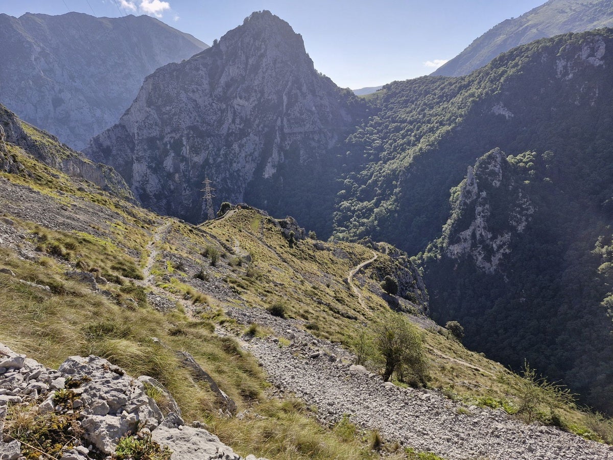 Una ladera, con varios tramos en zigzag, es la parte más dura del recorrido entre Urdón y Tresviso.