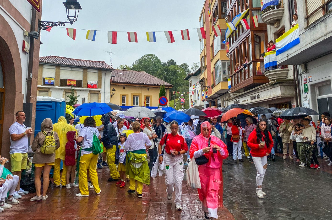 La lluvia estuvo presente durante todo el pistoletazo de salida a las fiestas.