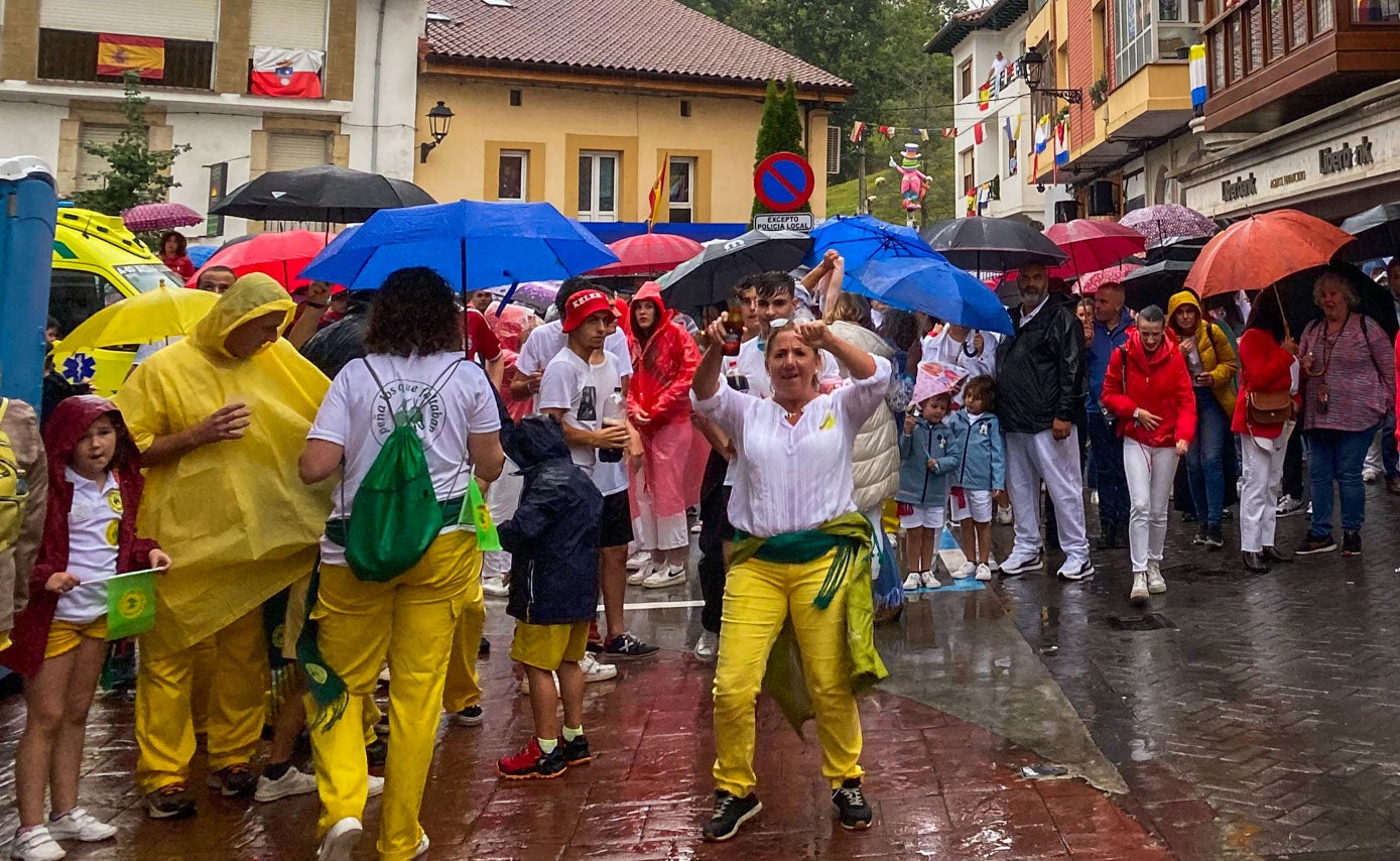 Las peñas animaron la cita con música, cantos y bailes.