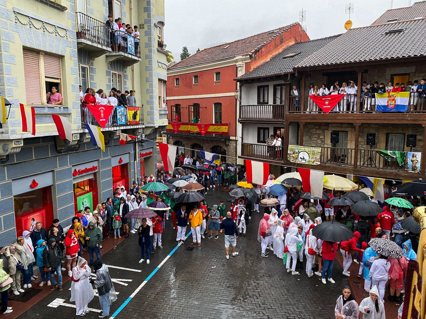 El corazón de la villa se llenó para contemplar el estallido de sus fiestas.