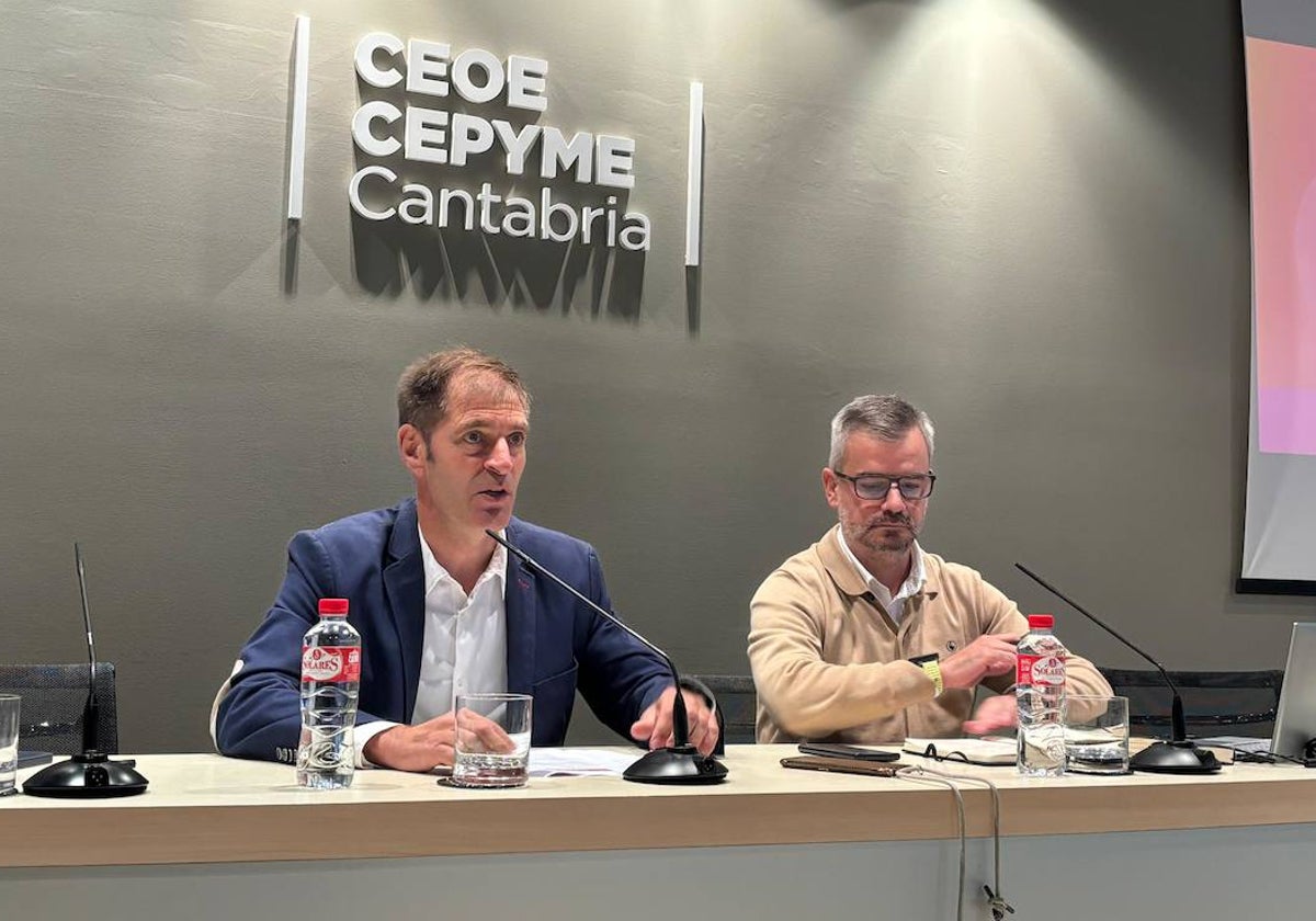 A la izquierda, el presidente de CEOE Cantabria, Enrique Conde, junto a Jorge Muyo, responsable de Innovación, Digitalización y Emprendimiento de la patronal.