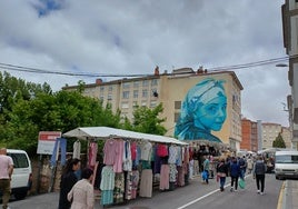 El mercadillo de los lunes a su paso por la calle San Roque.