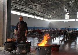 El cocinero Fédor Quijada ha colaborado en la convivencia preparando unas ollas ferroviarias