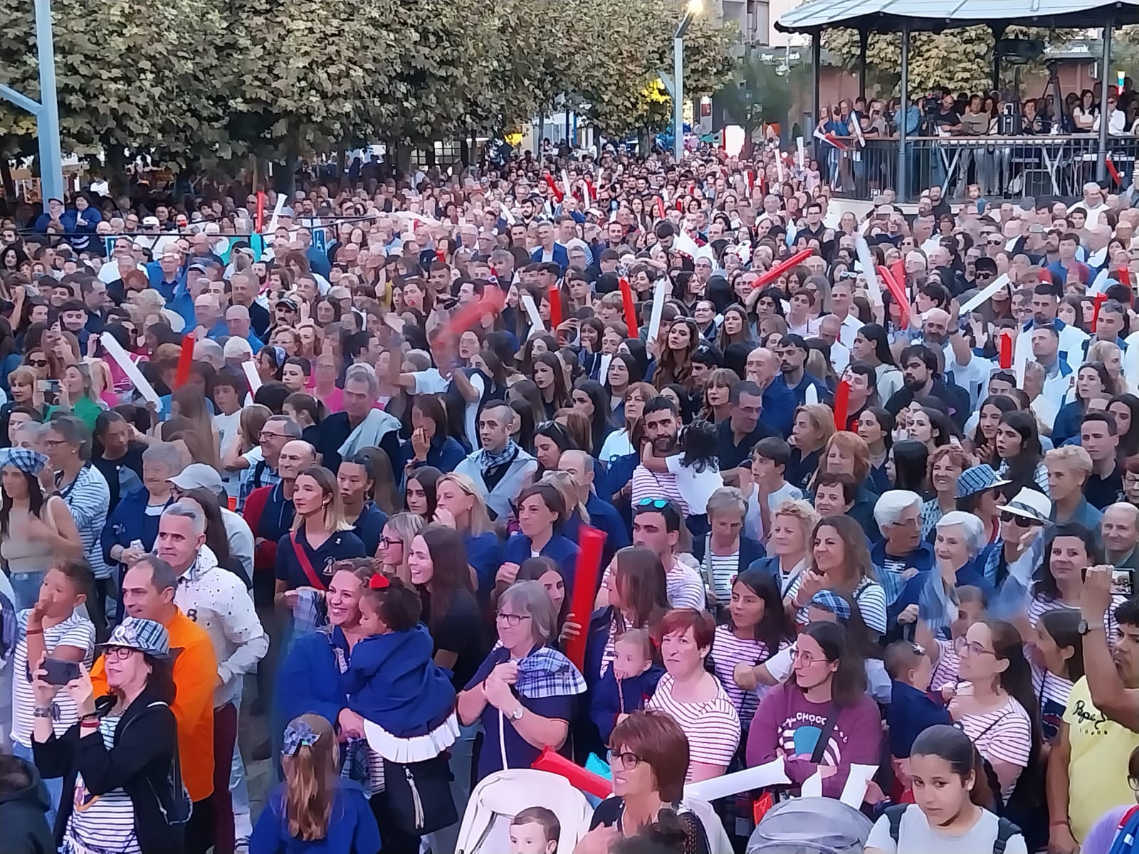 En la plaza no había un hueco más, los vecinos se volcaron con el inicio de la fiesta