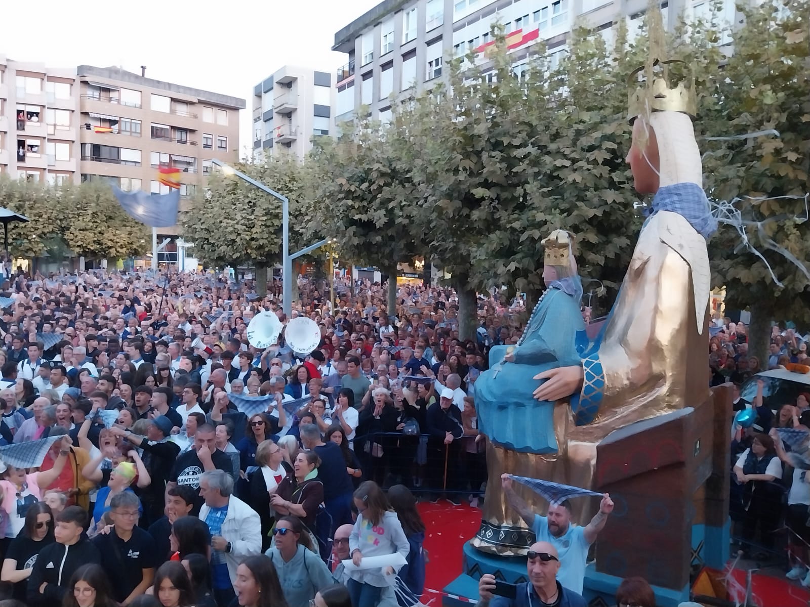 Imagen de la Virgen del Puerto ya con el pañuelo marinero anudado