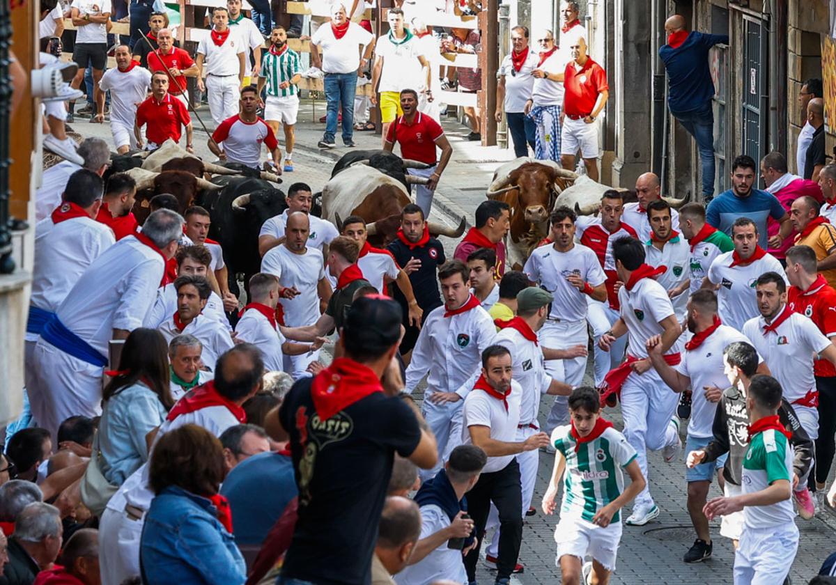 Las mejores imágenes del primer encierro en Ampuero