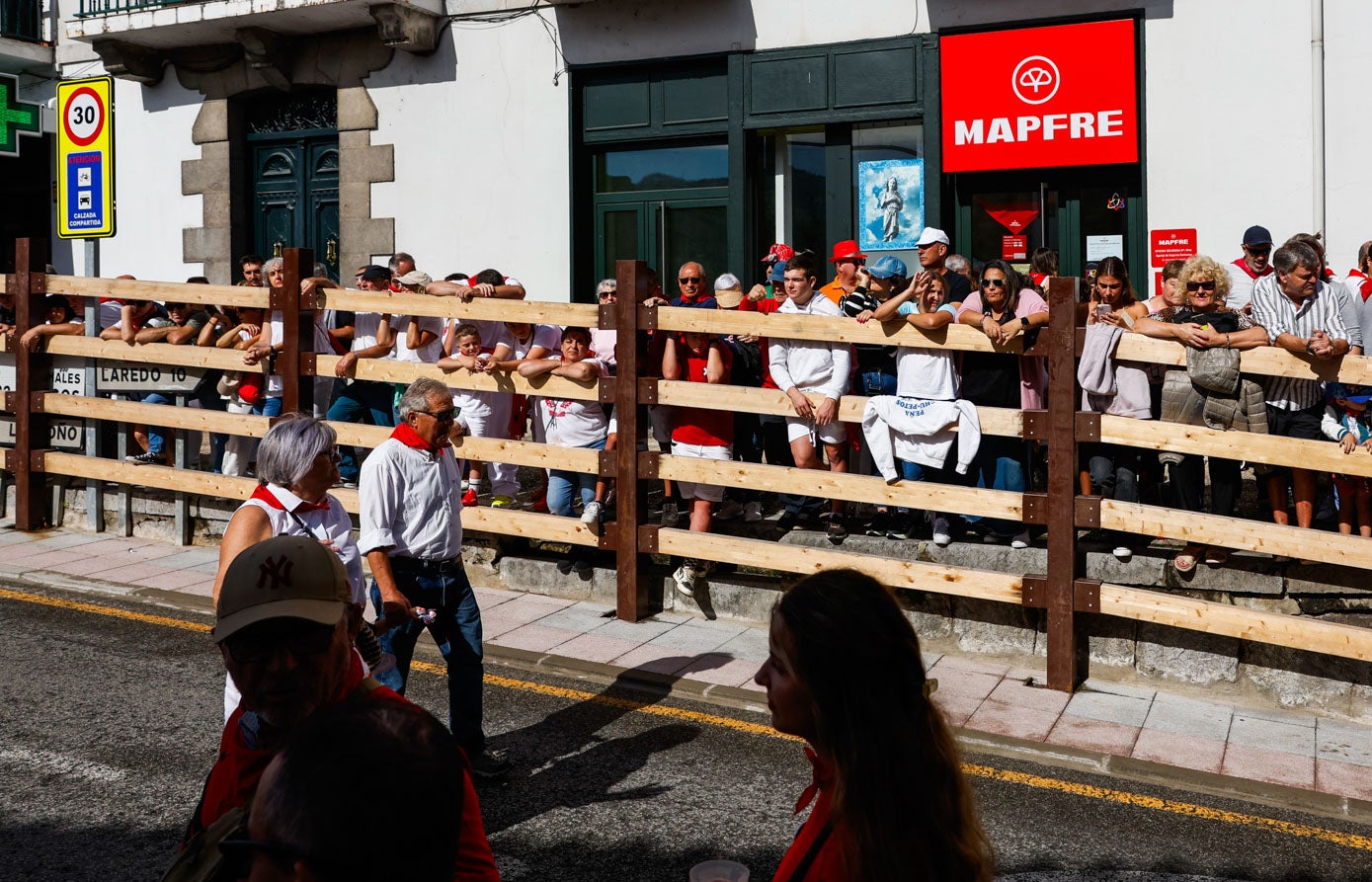 Momentos antes del encierro, a las 12.00 horas, el vallado ya estaba repleto. 