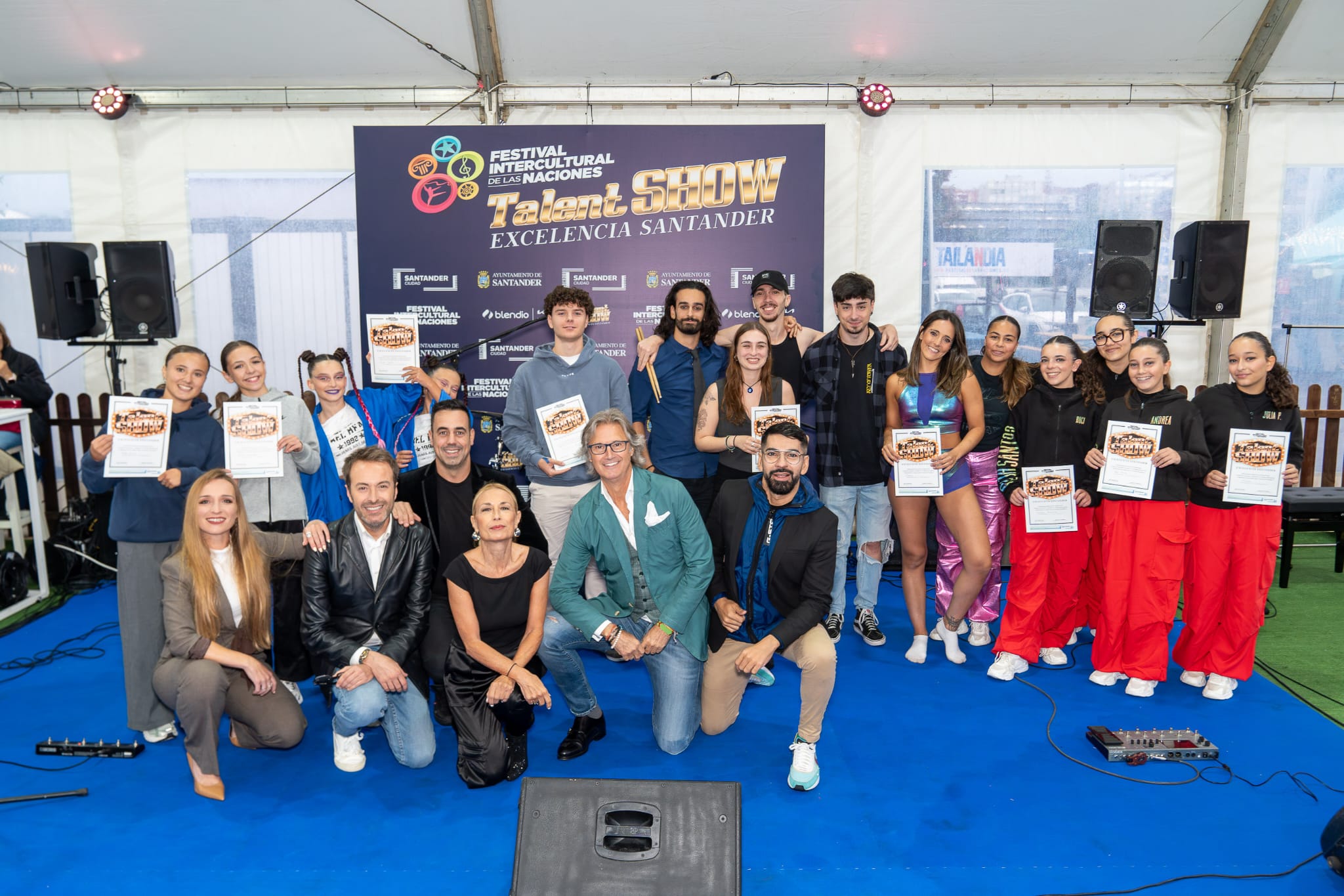 Foto de familia de los participantes junto al jurado.