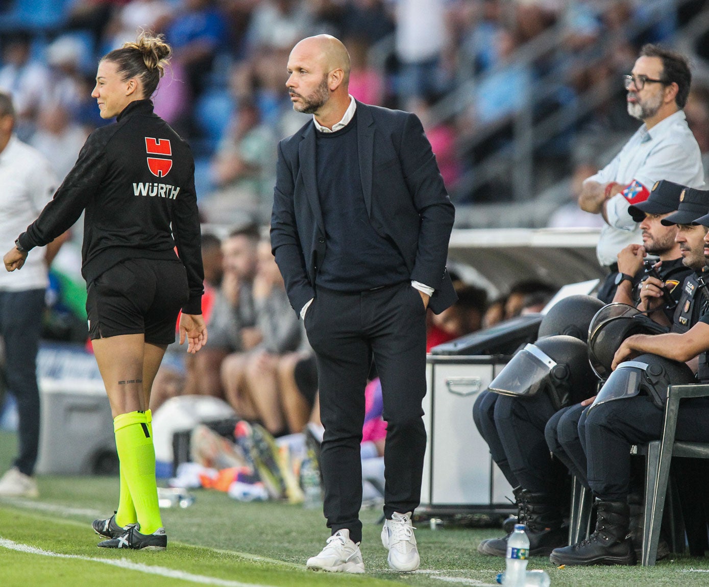 José Alberto, atento al partido junto al a cuarta árbitro, Rivera Olmedo.