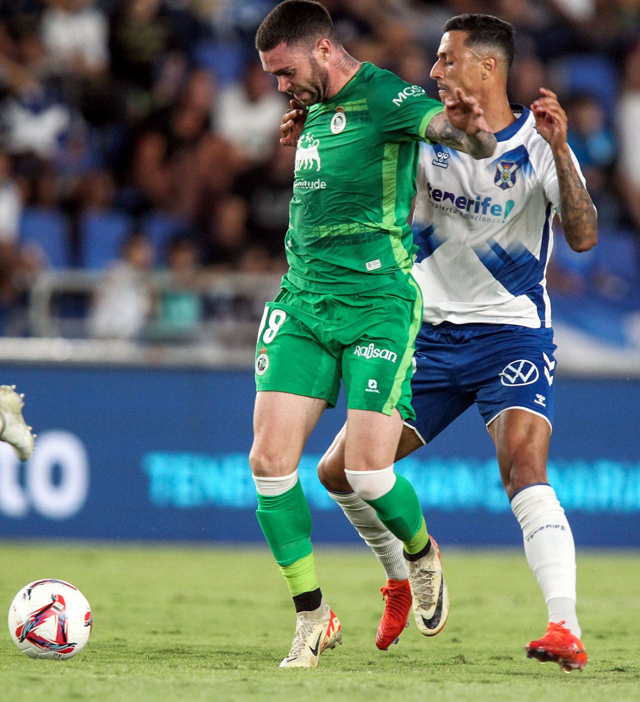 Manu Hernando trata de controlar la pelota ante la presión de un jugador del Tenerife.