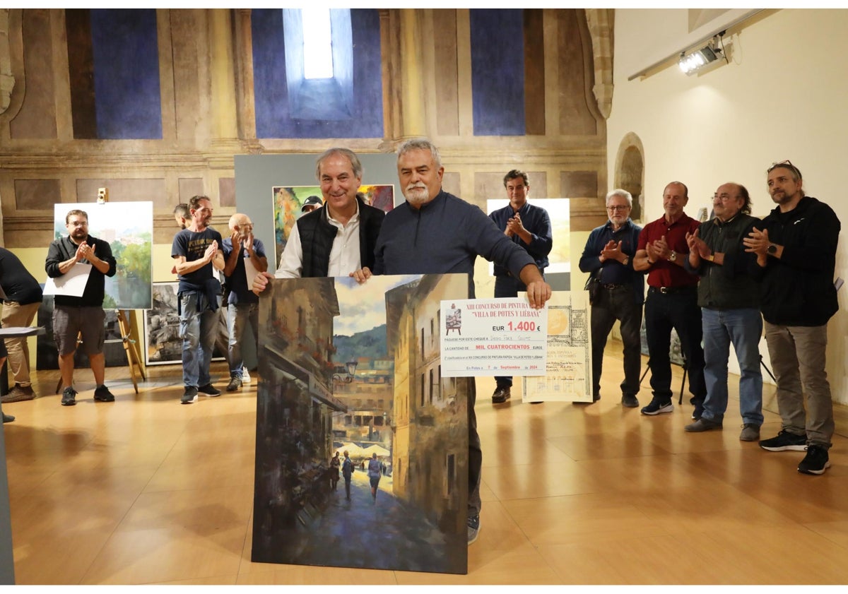 Imagen principal - Los alcaldes, Javier Gómez, Jesús Cuevas, de Potes y Cillorigo de Liébana, respectivamente, y José Mier, de la Asociación de la Santa Cruz, entregaron los premios al segundo, tercero y cuarto clasificado en el concurso