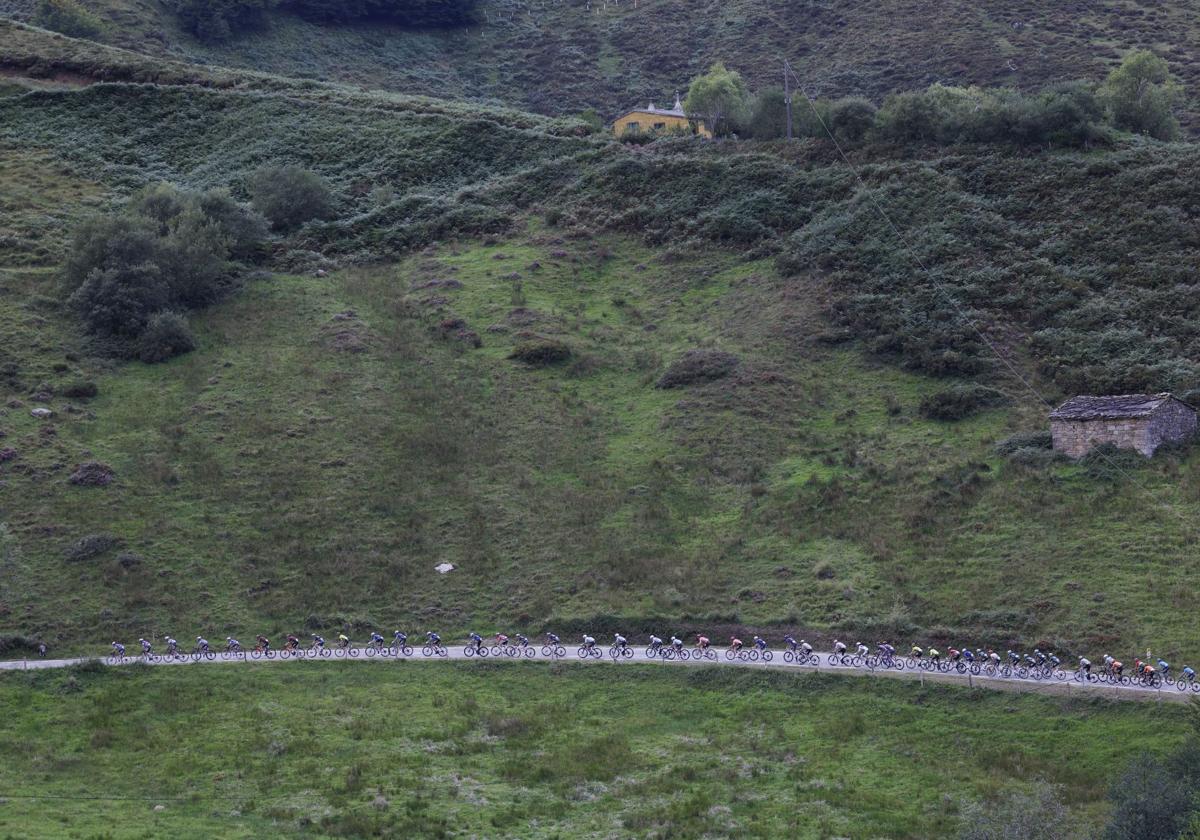 Las impresionantes imágenes de una etapa que ha entrado y salido de Cantabria