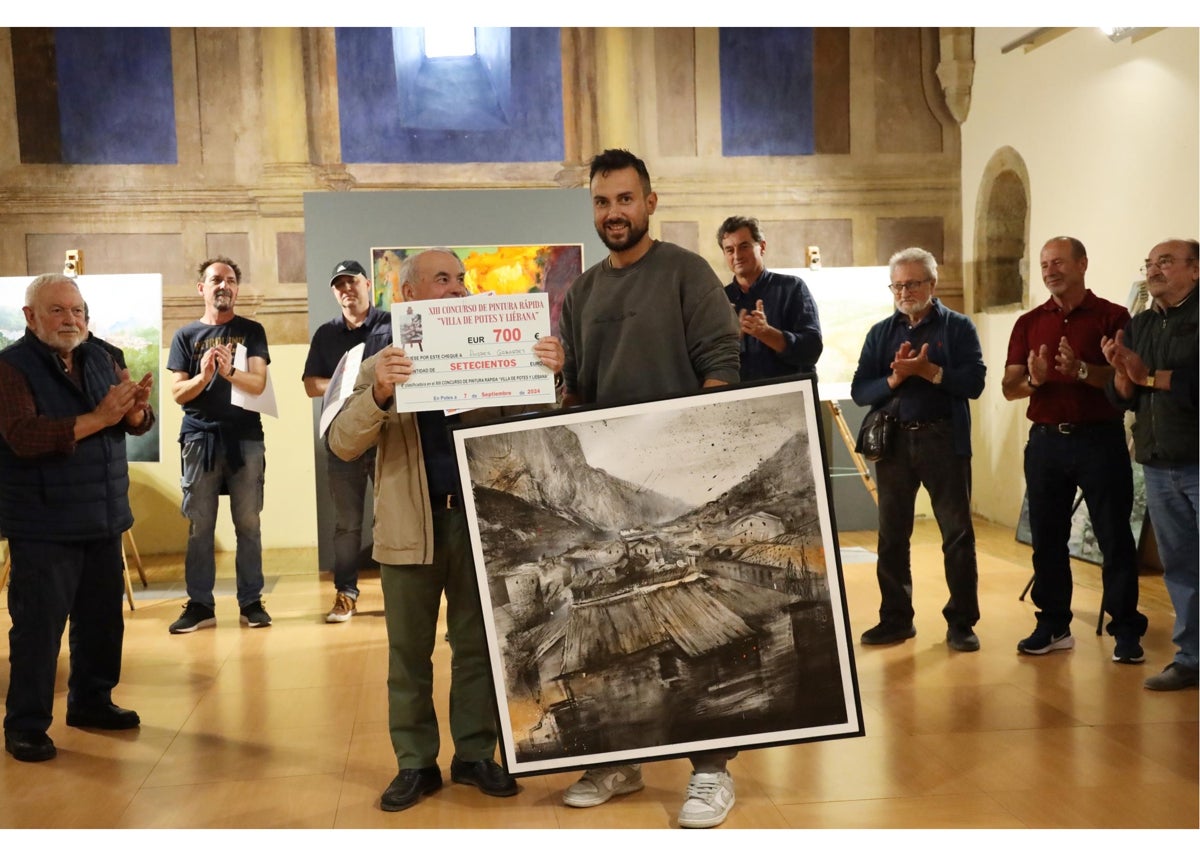 Imagen secundaria 1 - Los alcaldes, Javier Gómez, Jesús Cuevas, de Potes y Cillorigo de Liébana, respectivamente, y José Mier, de la Asociación de la Santa Cruz, entregaron los premios al segundo, tercero y cuarto clasificado en el concurso