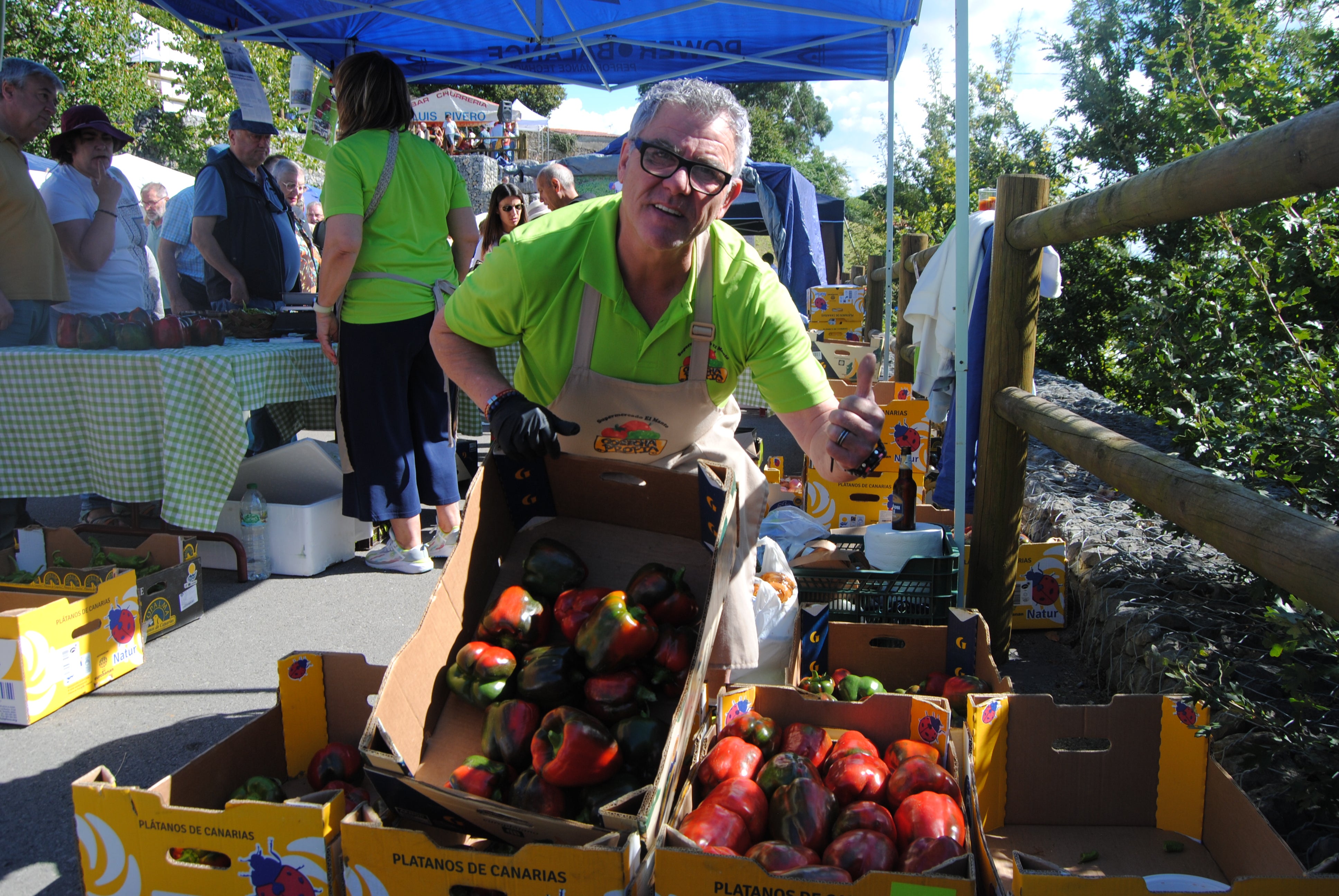 El agricultor Gabriel Carral (Galo) muestra orgulloso el producto de su huerta.