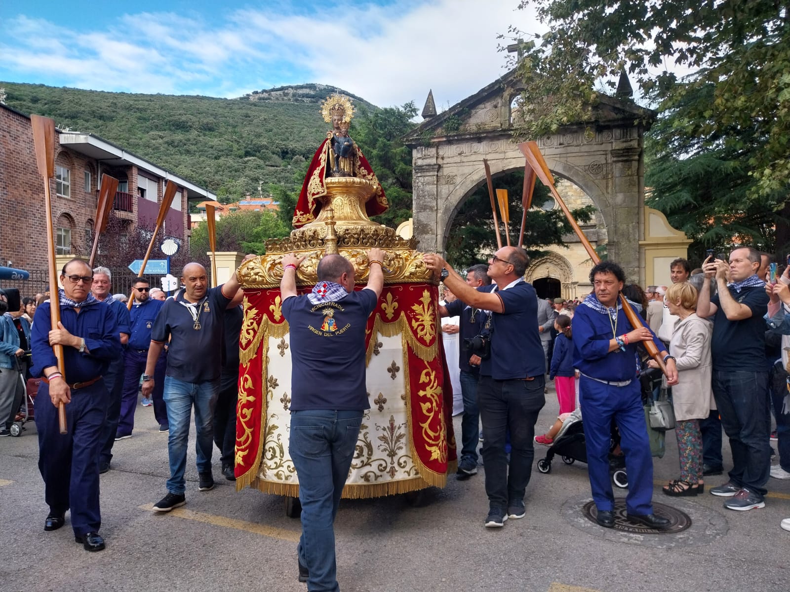 Salida de la Morenuca de la iglesia