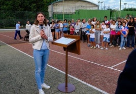 Cristina Bucsa se dirige a los presentes en una de las pistas del Círculo de Recreo de Torrelavega, precisamente, la que llevará su nombre.