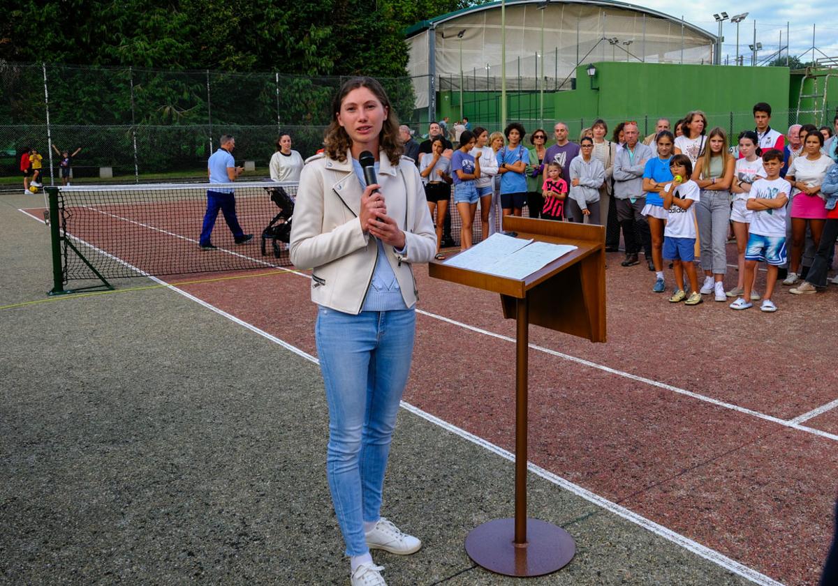 Cristina Bucsa se dirige a los presentes en una de las pistas del Círculo de Recreo de Torrelavega, precisamente, la que llevará su nombre.