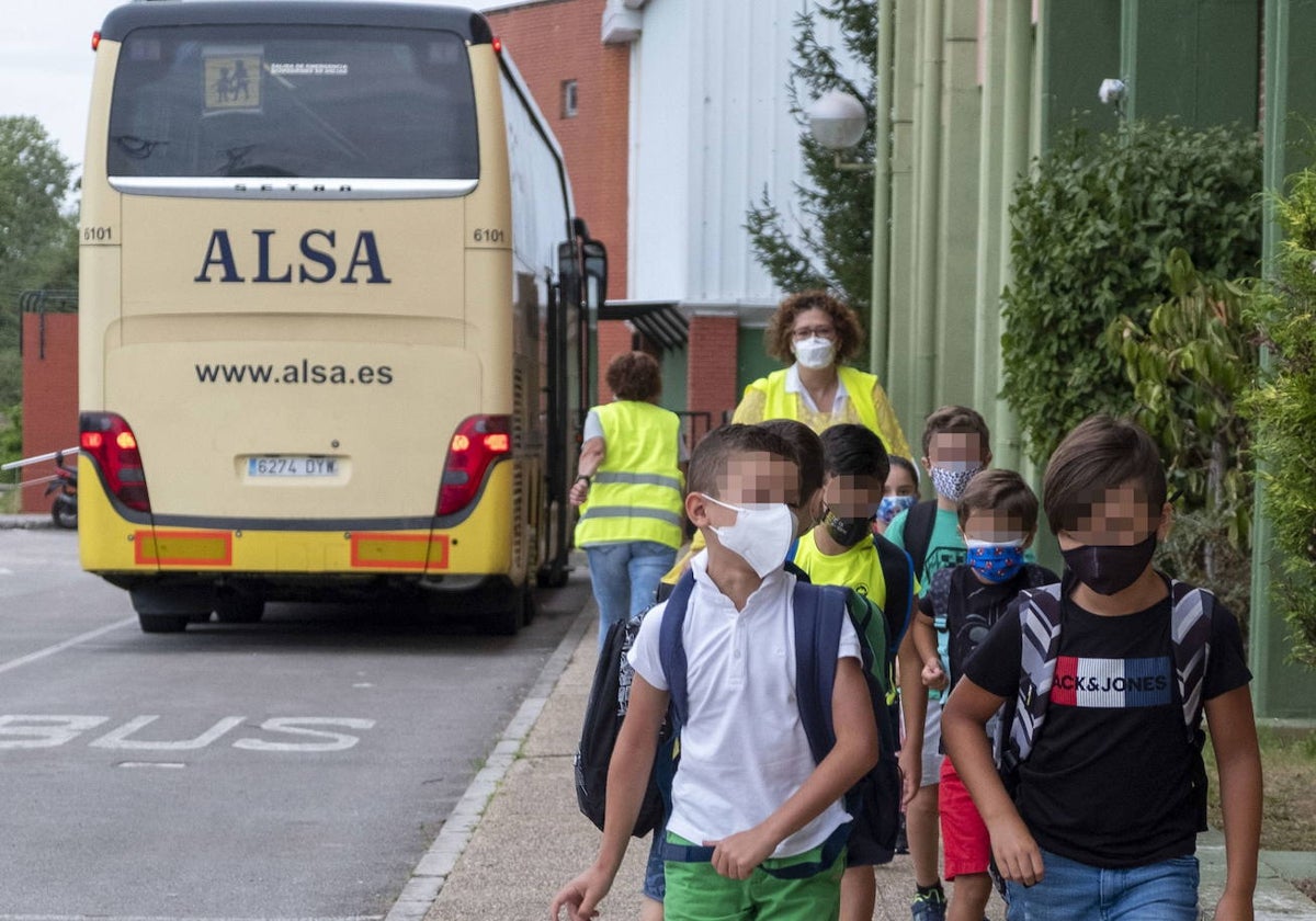 Escolares accediendo al centro educativo de Cayón el primer día tras la emergencia de la pandemia en 2020.