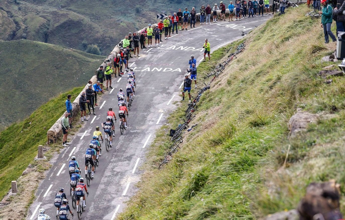 Las impresionantes imágenes de una etapa que ha entrado y salido de Cantabria