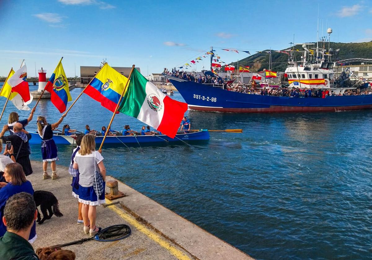 La Virgen del Puerto, a bordo del Madre Lita, sale del puerto de Santoña para surcar las aguas de la bahía.