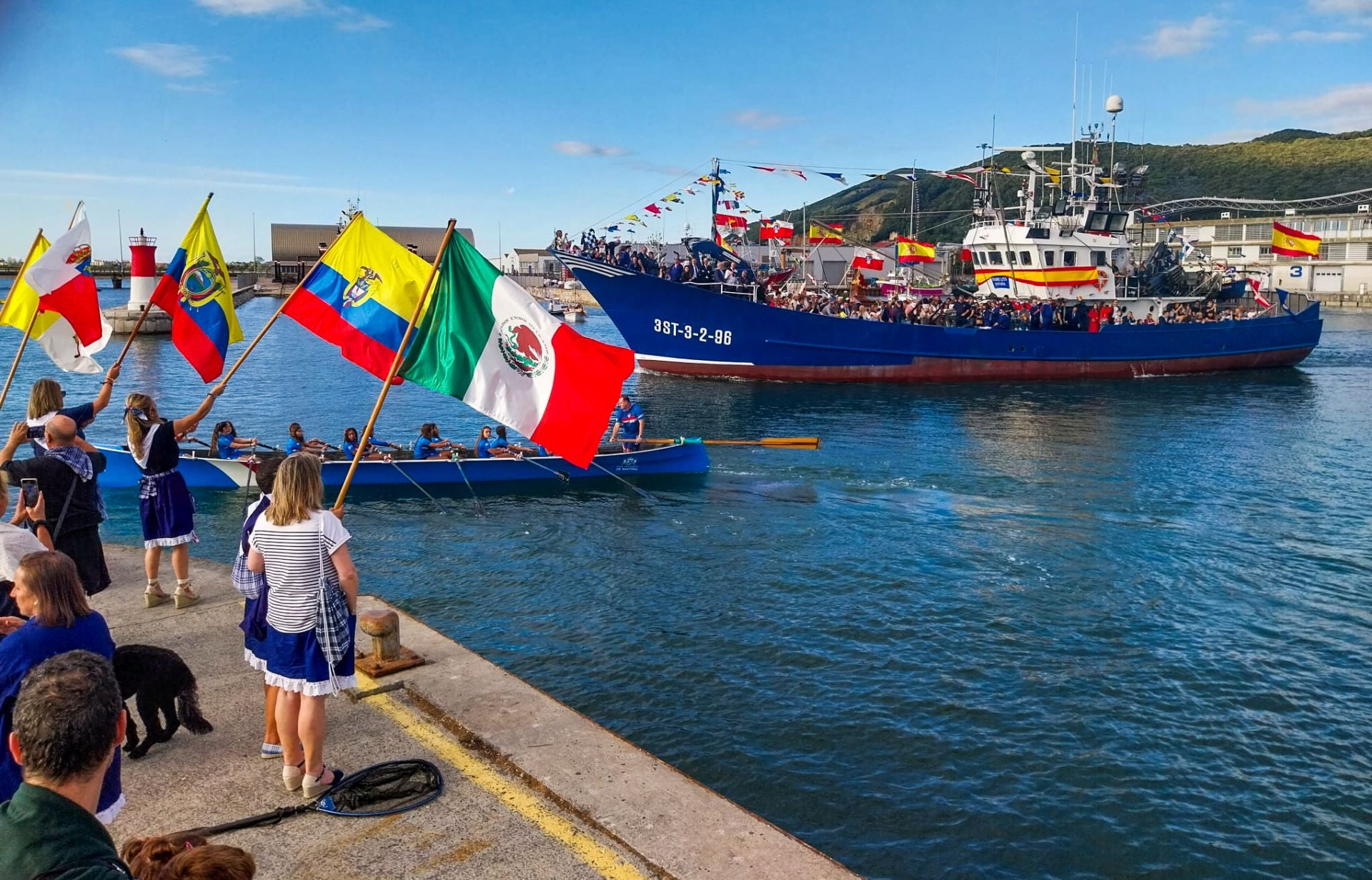 El barco Madre Lita, con la Virgen del Puerto a bordo, sale del puerto rumbo a la bahía. 