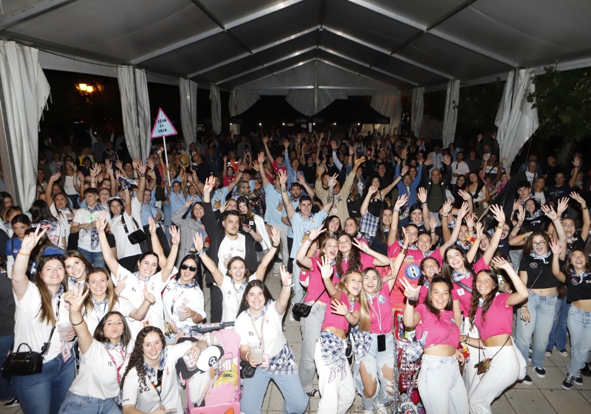 Las peñas protagonizan el arranque de las fiestas de La Barquera y El Mozucu