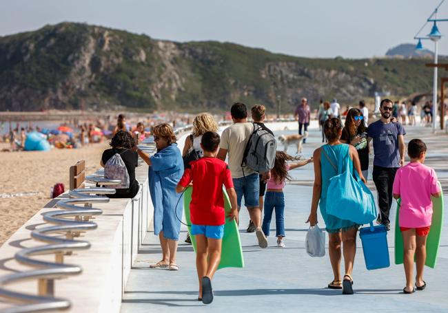 Turistas caminando por el paseo de La Concha