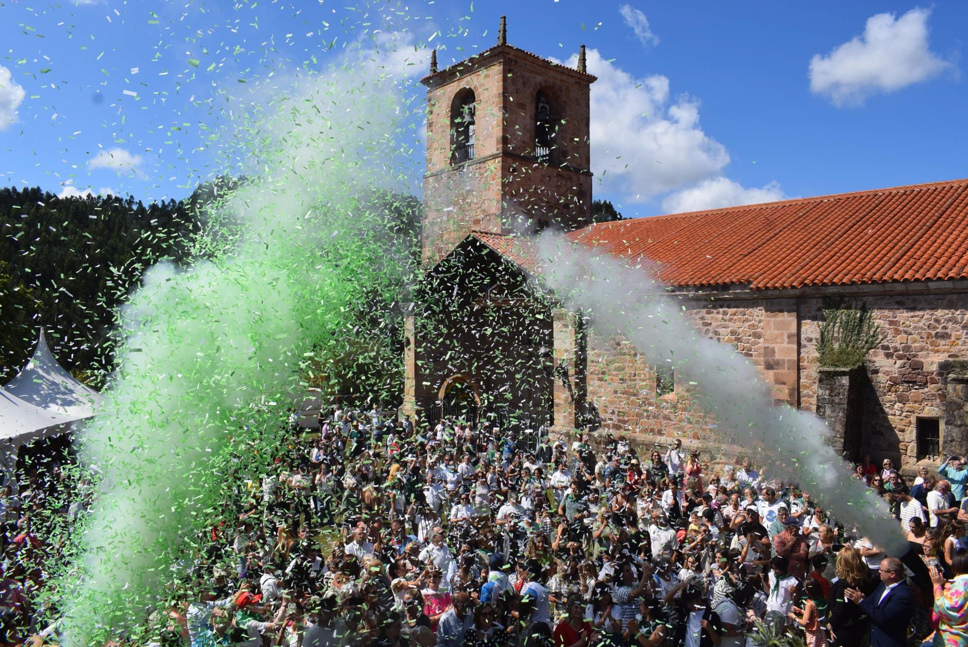 Cañones de confeti blanco y verde para festejar a la patrona