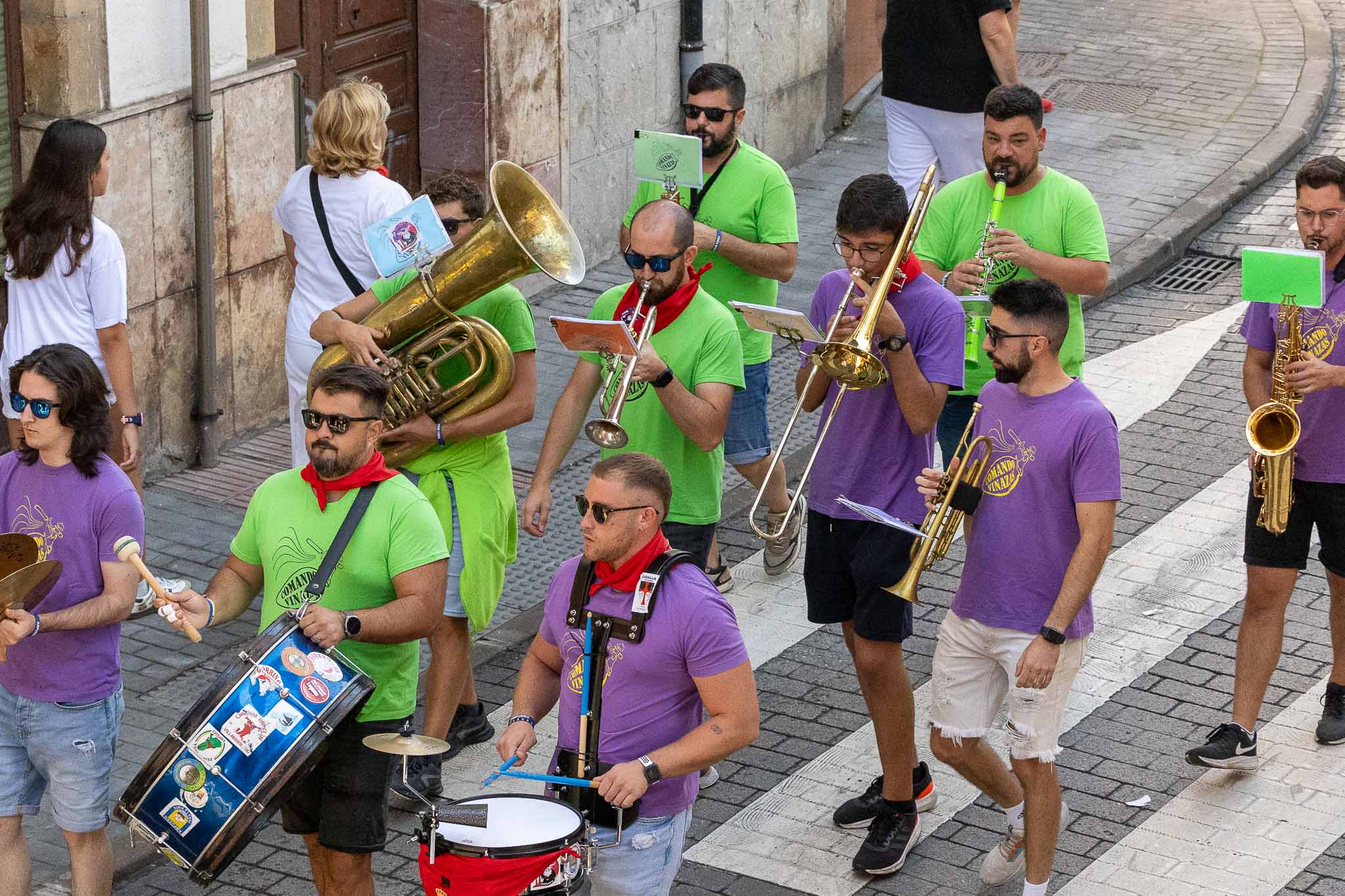 Una charanga recorre las calles del recorrido del encierro. 