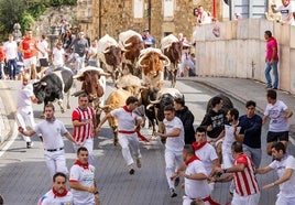 Momento del la carrera del tercer y último encierro en Ampuero