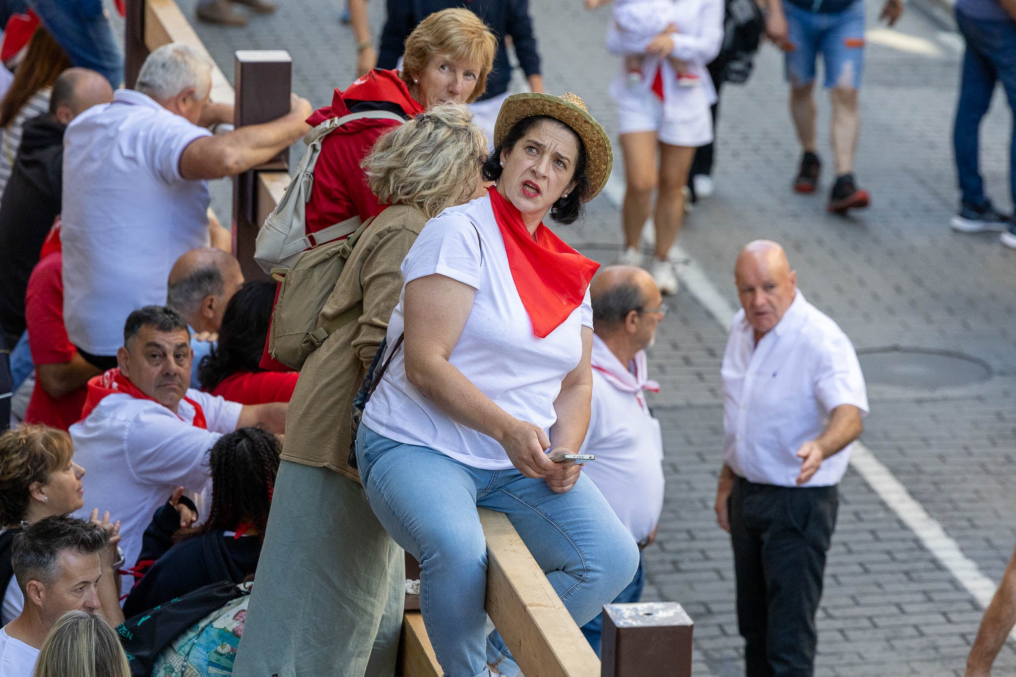 Los vecinos no se han querido perder la última carrera, que ha acabado siendo la más intensa de las fiestas. 