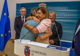 Lucía Dirube, coordinadora del Geoparque Costa Quebrada, y la presidenta cántabra, María J. Sáenz de Buruga, se funden en un abrazo.