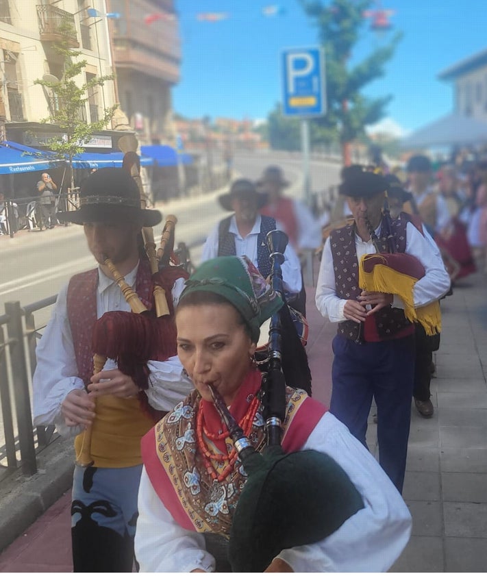 Imagen secundaria 2 - Imágenes de las diferentes actividades desarrolladas en la festividad de la patrona de San Vicente