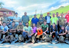 Miembros de la cuadrilla 21, de Las Fraguas, con el resultado de la cacería que celebraron el sábado en Montequemado.