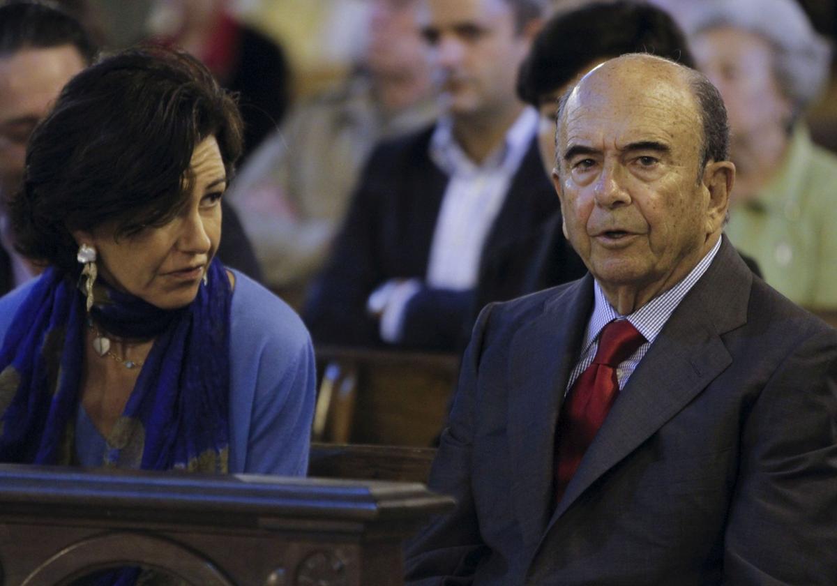 Ana Botín junto a su padre, Emilio Botín, en 2010 en la iglesia de Santa Lucía de Santander.