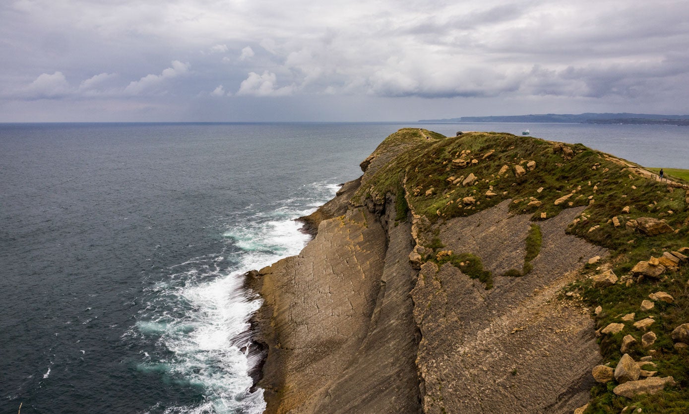 Faro de Cabo Mayor con las impresionantes formaciones de lajas